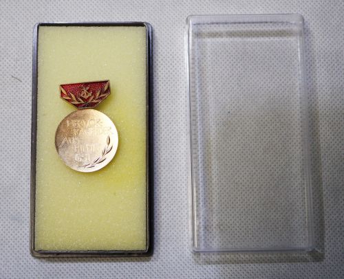 Medal DDR Wybitny Instruktor GST -Brązowy