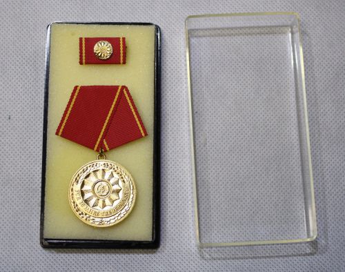 Medal DDR Volkspolizei 20 lat Służby Złoty